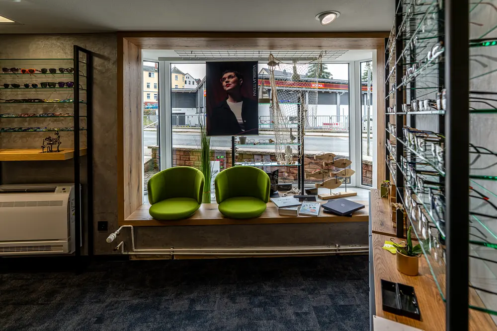 Sitzecke am Schaufenster mit Blick auf die Straße