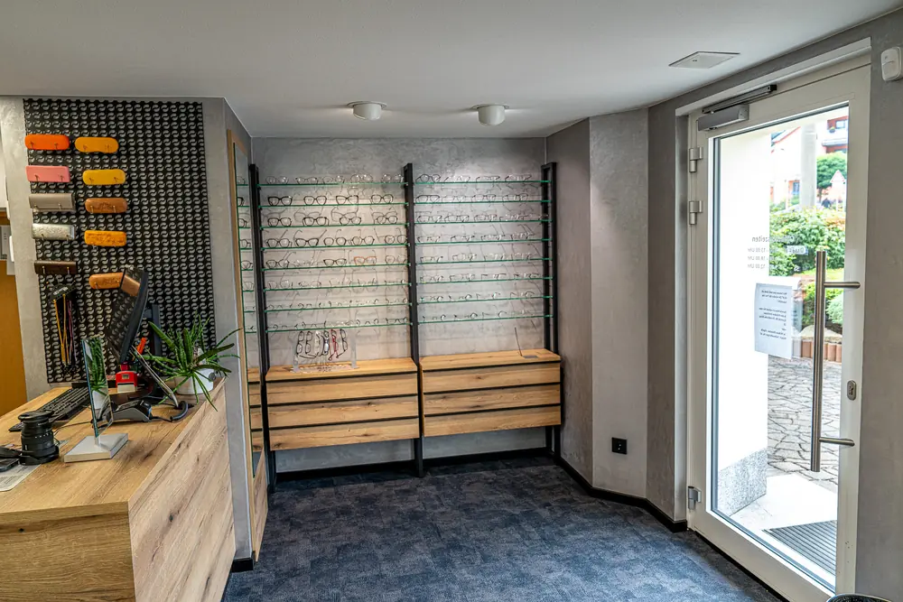 Brillenwand und Eingangsbereich des Ladens